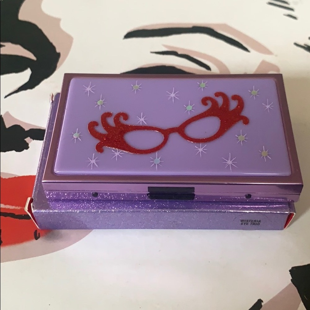 MAC Cosmetics Dame Edna Wisteria Trio palette